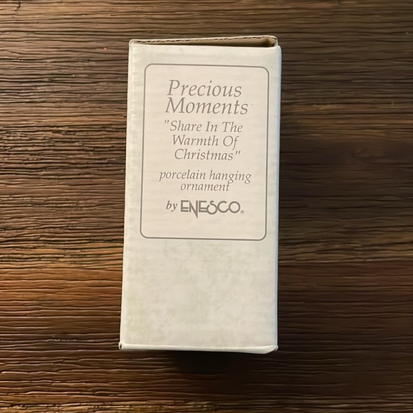 Precious Moments Share in the Warmth of Christmas Porcelain Ornament 1993 - Picture 12 of 14